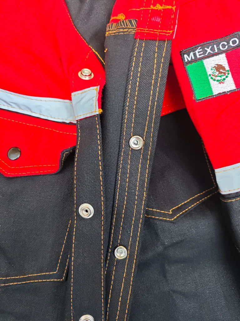 camisola roja botones.webp